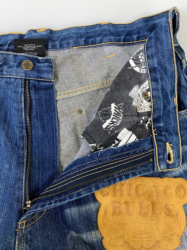 【現状渡し品】【メンズ】 NBA エヌビーエー LAKERS LEATHER PATCH DENIM PANTS レイカーズ レザー パッチ デニム パンツ メンズ ボトムス ジーンズ ワッペン 刺繍 バスケットボール ロサンゼルス 157-260904-em-25-min サイズ：W38 カラー：インディゴ 万代Net店