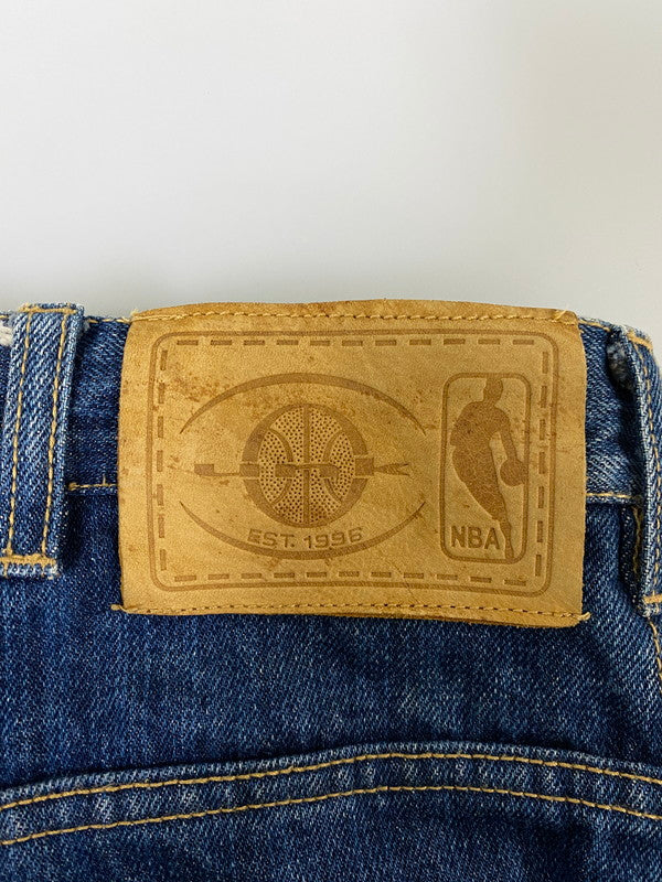 【現状渡し品】【メンズ】 NBA エヌビーエー LAKERS LEATHER PATCH DENIM PANTS レイカーズ レザー パッチ デニム パンツ メンズ ボトムス ジーンズ ワッペン 刺繍 バスケットボール ロサンゼルス 157-260904-em-25-min サイズ：W38 カラー：インディゴ 万代Net店