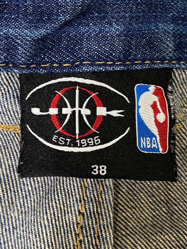 【現状渡し品】【メンズ】 NBA エヌビーエー LAKERS LEATHER PATCH DENIM PANTS レイカーズ レザー パッチ デニム パンツ メンズ ボトムス ジーンズ ワッペン 刺繍 バスケットボール ロサンゼルス 157-260904-em-25-min サイズ：W38 カラー：インディゴ 万代Net店
