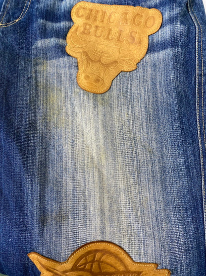 【現状渡し品】【メンズ】 NBA エヌビーエー LAKERS LEATHER PATCH DENIM PANTS レイカーズ レザー パッチ デニム パンツ メンズ ボトムス ジーンズ ワッペン 刺繍 バスケットボール ロサンゼルス 157-260904-em-25-min サイズ：W38 カラー：インディゴ 万代Net店