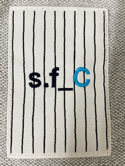 【中古品】【メンズ】 S.F.C エスエフシー × EYE_C アイシー FOOTBALL SWEATSHIRT フットボール スウェットシャツ メンズ トップス 140-260901-em-44-min サイズ：L カラー：グレー 万代Net店