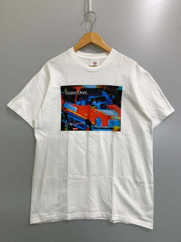 【中古品】【メンズ】 SUPREME×YOHJI YAMAMOTO シュプリーム ヨウジヤマモト GAME OVER TEE ゲームオーバー ティー メンズ トップス 半袖Tシャツ 149-260908-KS-23-min サイズ：M カラー：ホワイト 万代Net店