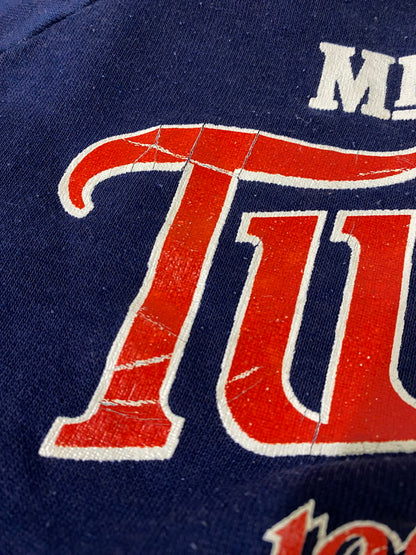 【現状渡し品】【メンズ】 LOGO7 ロゴセブン MINESOTA TWINS SWEATSHIRT ミネソタ ツインズ スウェットシャツ メンズ トップス 長袖 トレーナー 146-260904-em-19-min サイズ：M カラー：ネイビー 万代Net店