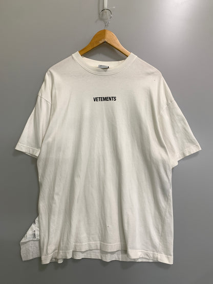 【中古品】【メンズ】 VETEMENTS ヴェトモン フロントロゴ オーバーサイズ Tシャツ UAH20TR611 半袖 Tシャツ ショートスリーブ 140-260903-hu-45-min サイズ：XS カラー：ホワイト 万代Net店