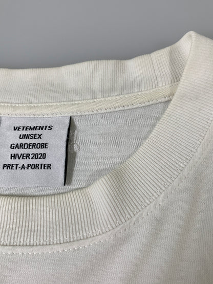 【中古品】【メンズ】 VETEMENTS ヴェトモン フロントロゴ オーバーサイズ Tシャツ UAH20TR611 半袖 Tシャツ ショートスリーブ 140-260903-hu-45-min サイズ：XS カラー：ホワイト 万代Net店