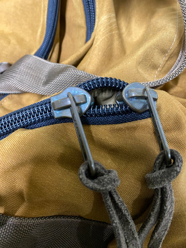 【現状渡し品】【メンズ/レディース】 FILSON フィルソン ドライデン 3ウェイダッフルバッグ アウトドア トラベルバッグ 手持ち 肩掛け リュックサック 鞄 カバン 188-260927-em-23-min カラー：ブラウン 万代Net店