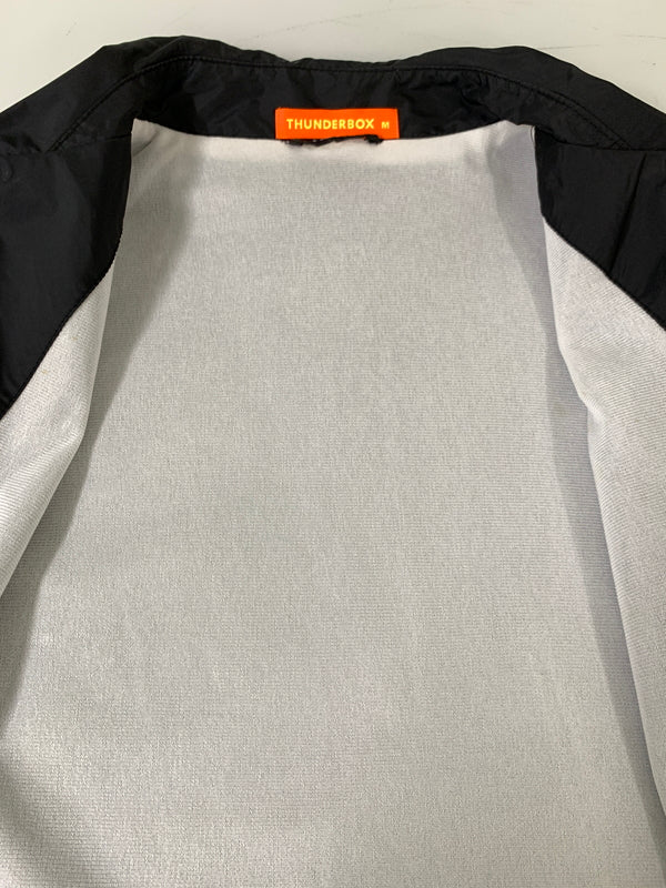 【中古品】【メンズ】 THUNDERBOX サンダーボックス HERO OF MTR JACKET ヒーロー オブ エムティーアール ジャケット アウター ナイロンジャケット 142-260922-hu-42-min サイズ：M カラー：ブラック 万代Net店