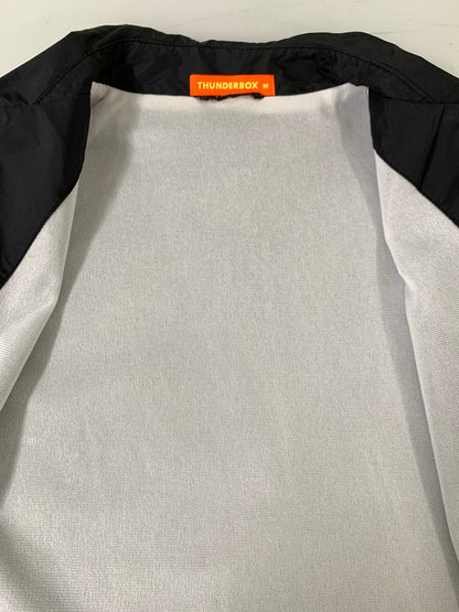 【中古品】【メンズ】 THUNDERBOX サンダーボックス HERO OF MTR JACKET ヒーロー オブ エムティーアール ジャケット アウター ナイロンジャケット 142-260922-hu-42-min サイズ：M カラー：ブラック 万代Net店