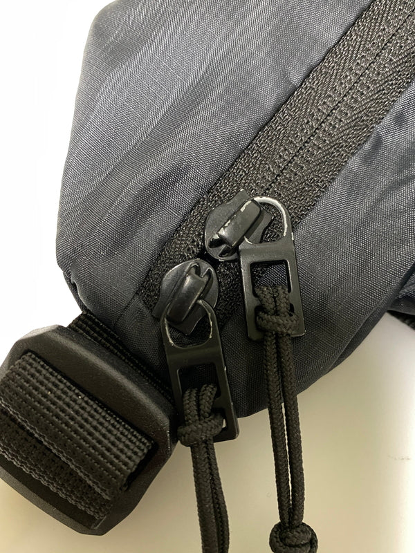 【中古品】【メンズ/レディース】 ON RUNNING オン TRACKPACKLITE 2WAY NYLON BAG トラック パック ライト ツーウェイ ナイロン バッグ 188-260927-em-25-min カラー：ブラック系 万代Net店