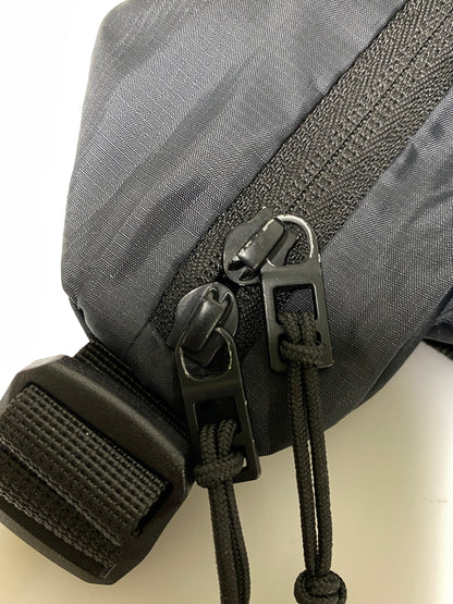 【中古品】【メンズ/レディース】 ON RUNNING オン TRACKPACKLITE 2WAY NYLON BAG トラック パック ライト ツーウェイ ナイロン バッグ 188-260927-em-25-min カラー：ブラック系 万代Net店