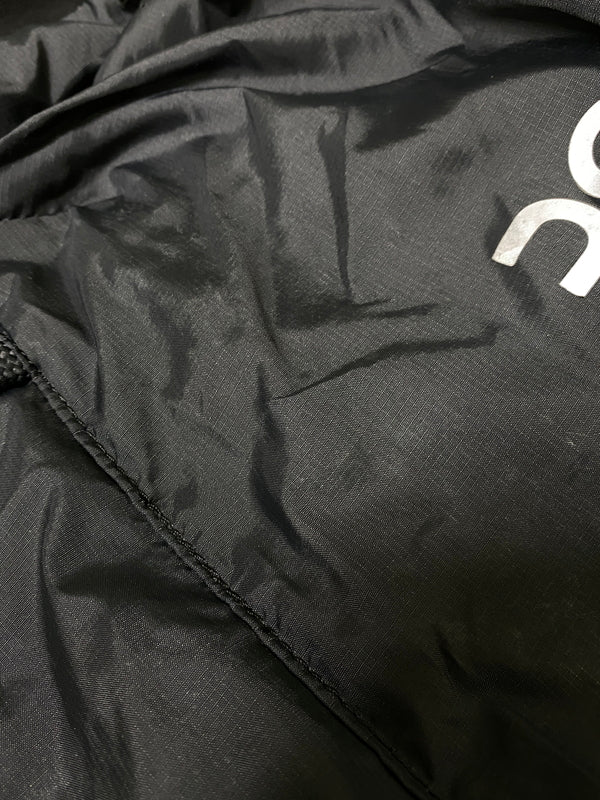 【中古品】【メンズ/レディース】 ON RUNNING オン TRACKPACKLITE 2WAY NYLON BAG トラック パック ライト ツーウェイ ナイロン バッグ 188-260927-em-25-min カラー：ブラック系 万代Net店