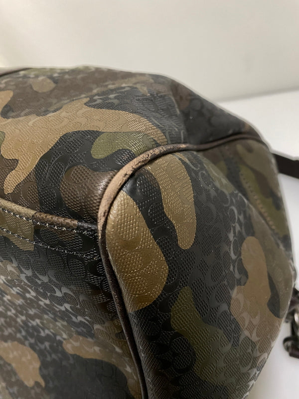 【中古品】【メンズ/レディース】 COACH コーチ CAMOUFLAGE BOSTON BAG F93230 ヘリテージ シグネチャー ロール ダッフル カモフラージュ ボストンバッグ 鞄 カバン 180-260927-em-28-min カラー：ブラウン系 万代Net店