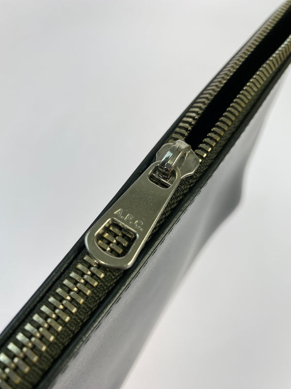 【中古品】【メンズ】 A.P.C. アーペーセー LEATHER POUCH レザー ポーチ 小物 188-261004-hu-17-min カラー：グリーン系 万代Net店