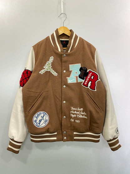 【中古品】【メンズ】 TRAVIS SCOTT×NIKE JORDAN トラヴィス スコット ナイキ ジョーダン VARSITY JACKET バーシティ ジャケット アウター スタジャン 142-260918-hu-01-min サイズ：M カラー：ホワイト/ブラウン 万代Net店