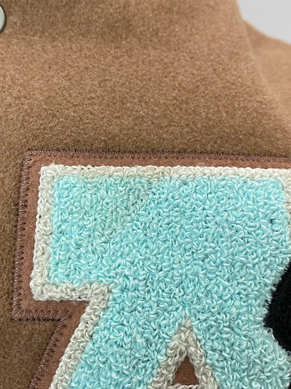 【中古品】【メンズ】 TRAVIS SCOTT×NIKE JORDAN トラヴィス スコット ナイキ ジョーダン VARSITY JACKET バーシティ ジャケット アウター スタジャン 142-260918-hu-01-min サイズ：M カラー：ホワイト/ブラウン 万代Net店