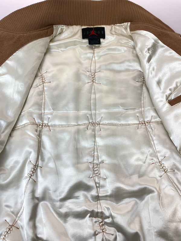 【中古品】【メンズ】 TRAVIS SCOTT×NIKE JORDAN トラヴィス スコット ナイキ ジョーダン VARSITY JACKET バーシティ ジャケット アウター スタジャン 142-260918-hu-01-min サイズ：M カラー：ホワイト/ブラウン 万代Net店