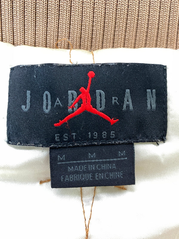 【中古品】【メンズ】 TRAVIS SCOTT×NIKE JORDAN トラヴィス スコット ナイキ ジョーダン VARSITY JACKET バーシティ ジャケット アウター スタジャン 142-260918-hu-01-min サイズ：M カラー：ホワイト/ブラウン 万代Net店