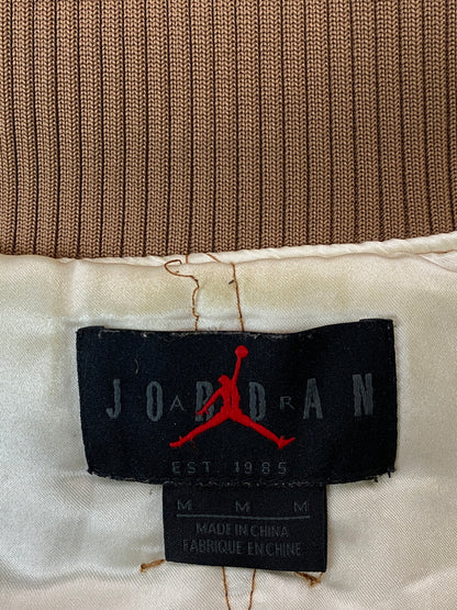 【中古品】【メンズ】 TRAVIS SCOTT×NIKE JORDAN トラヴィス スコット ナイキ ジョーダン VARSITY JACKET バーシティ ジャケット アウター スタジャン 142-260918-hu-01-min サイズ：M カラー：ホワイト/ブラウン 万代Net店