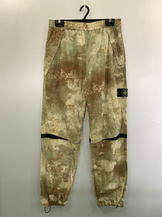 【中古品】【メンズ】 STONE ISLAND ストーンアイランド DISSOLVING GRID CAMO ON ECONYL REGENERATED NYLON 8015662E1 ナイロン パンツ 141-260923-hu-03-min サイズ：L カラー：グリーン系（カモ） 万代Net店