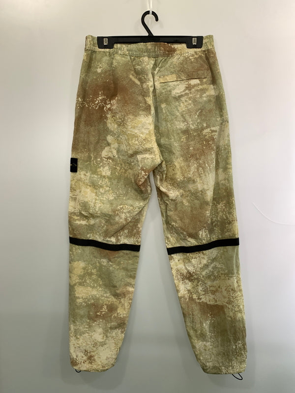 【中古品】【メンズ】 STONE ISLAND ストーンアイランド DISSOLVING GRID CAMO ON ECONYL REGENERATED NYLON 8015662E1 ナイロン パンツ 141-260923-hu-03-min サイズ：L カラー：グリーン系（カモ） 万代Net店