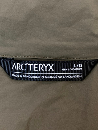 【中古品】【メンズ】 ARC'TERYX アークテリクス ATOM VEST アトム ベスト メンズ 高機能 化繊中綿ベストフルジップ 144-260925-em-04-min サイズ：L カラー：カーキ 万代Net店