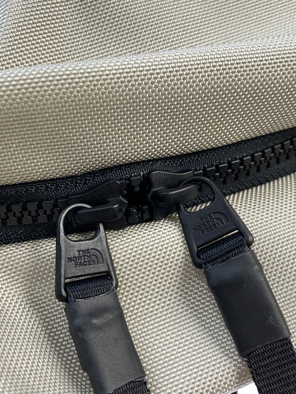 【中古品】【メンズ】 THE NORTH FACE ザ ノース フェイス ピレネーバックパック NM82506 リュック デイパック カバン 185-261004-hu-33-min カラー：ライトグレー系 万代Net店