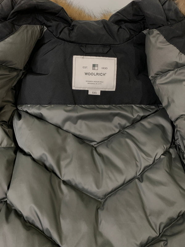 【中古品】【メンズ】 WOOLRICH ウールリッチ アークティックパーカ 防寒 ダウンジャケット ラマークロス メンズ アウター 144-260925-em-36-min サイズ：XXS カラー：ブラック 万代Net店