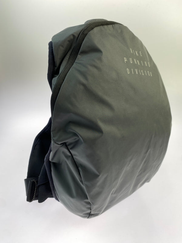 【中古品】【メンズ】 NIKE ナイキ RUNNING DIVISION COMMUTER ELITE BAG ランニング ディビジョン コミューター エリート バッグ リュック バックパック カバン 188-261004-hu-19-min カラー：グレー/ブラック 万代Net店