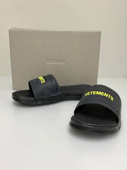 【中古品】【メンズ】 VETEMENS ヴェトモン × REEBOK リーボック SW5419 USS19RE4 CLASSIC SLIDE サンダル 164-260926-zi-38-min サイズ：26cm カラー：ブラック 万代Net店