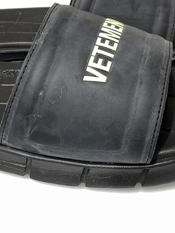 【中古品】【メンズ】 VETEMENS ヴェトモン × REEBOK リーボック SW5419 USS19RE4 CLASSIC SLIDE サンダル 164-260926-zi-38-min サイズ：26cm カラー：ブラック 万代Net店