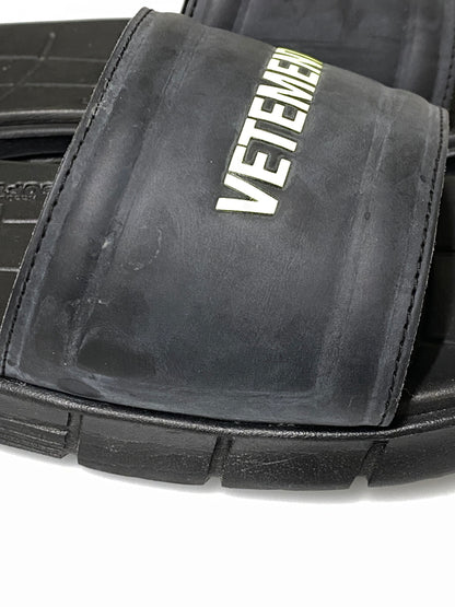 【中古品】【メンズ】 VETEMENS ヴェトモン × REEBOK リーボック SW5419 USS19RE4 CLASSIC SLIDE サンダル 164-260926-zi-38-min サイズ：26cm カラー：ブラック 万代Net店