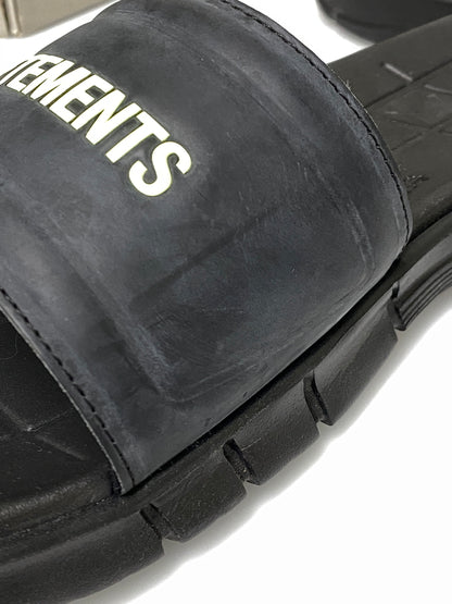 【中古品】【メンズ】 VETEMENS ヴェトモン × REEBOK リーボック SW5419 USS19RE4 CLASSIC SLIDE サンダル 164-260926-zi-38-min サイズ：26cm カラー：ブラック 万代Net店