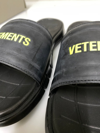 【中古品】【メンズ】 VETEMENS ヴェトモン × REEBOK リーボック SW5419 USS19RE4 CLASSIC SLIDE サンダル 164-260926-zi-38-min サイズ：26cm カラー：ブラック 万代Net店
