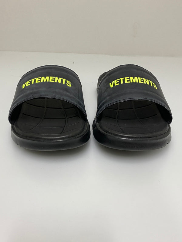 【中古品】【メンズ】 VETEMENS ヴェトモン × REEBOK リーボック SW5419 USS19RE4 CLASSIC SLIDE サンダル 164-260926-zi-38-min サイズ：26cm カラー：ブラック 万代Net店