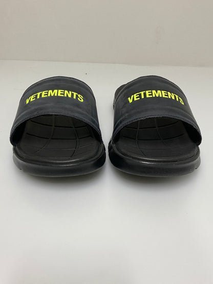 【中古品】【メンズ】 VETEMENS ヴェトモン × REEBOK リーボック SW5419 USS19RE4 CLASSIC SLIDE サンダル 164-260926-zi-38-min サイズ：26cm カラー：ブラック 万代Net店