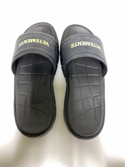 【中古品】【メンズ】 VETEMENS ヴェトモン × REEBOK リーボック SW5419 USS19RE4 CLASSIC SLIDE サンダル 164-260926-zi-38-min サイズ：26cm カラー：ブラック 万代Net店