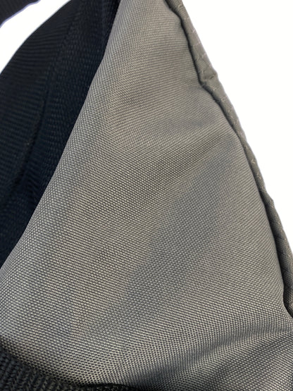 【現状渡し品】【メンズ】 ONEILL オニール スリングバッグ ワンショルダーバッグ ボディバッグ カバン 188-261004-hu-27-min カラー：グレー/ブラック 万代Net店
