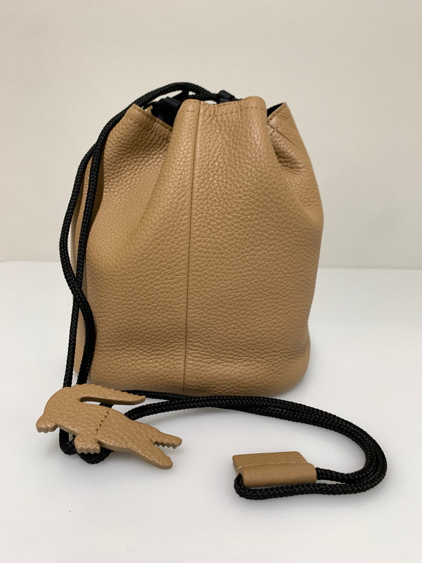 【中古品】【メンズ/レディース】 LACOSTE ラコステ レザー巾着 ポーチ バッグ 鞄 カバン ドローコード 188-260927-em-46-min カラー：ベージュ系 万代Net店