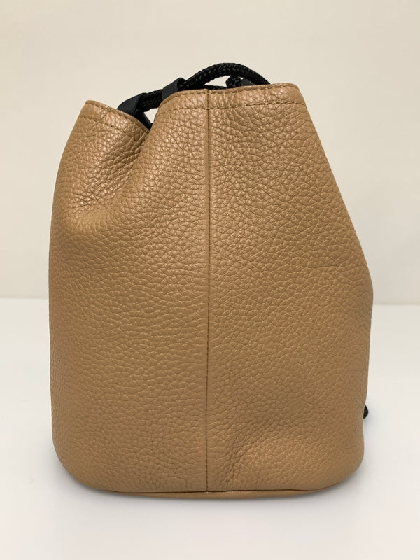 【中古品】【メンズ/レディース】 LACOSTE ラコステ レザー巾着 ポーチ バッグ 鞄 カバン ドローコード 188-260927-em-46-min カラー：ベージュ系 万代Net店