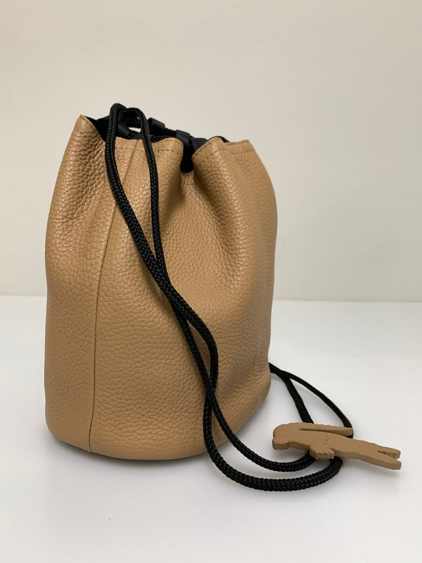 【中古品】【メンズ/レディース】 LACOSTE ラコステ レザー巾着 ポーチ バッグ 鞄 カバン ドローコード 188-260927-em-46-min カラー：ベージュ系 万代Net店