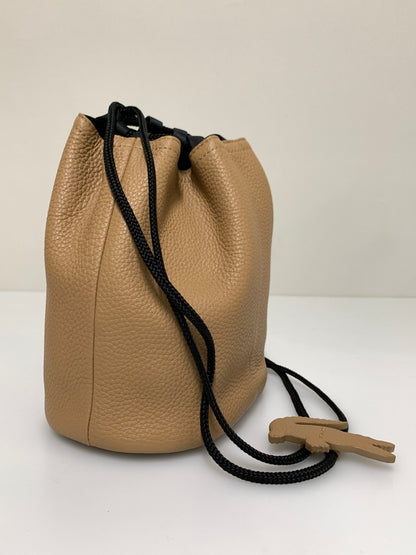 【中古品】【メンズ/レディース】 LACOSTE ラコステ レザー巾着 ポーチ バッグ 鞄 カバン ドローコード 188-260927-em-46-min カラー：ベージュ系 万代Net店