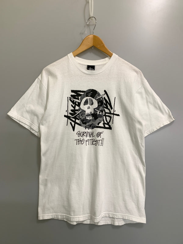 【中古品】【メンズ】 BAPE ベイプ × STUSSY ステューシー SURVIVAL OF THE FITTEST SKULL LOGO S/S TEE バイバル オブ ザ フィテスト スカル ロゴ ショートスリーブ 半袖 Tシャツ トップス 142-261002-em-20-min サイズ：M カラー：ホワイト 万代Net店
