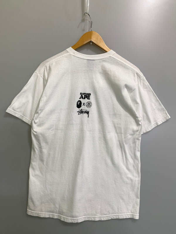 【中古品】【メンズ】 BAPE ベイプ × STUSSY ステューシー SURVIVAL OF THE FITTEST SKULL LOGO S/S TEE バイバル オブ ザ フィテスト スカル ロゴ ショートスリーブ 半袖 Tシャツ トップス 142-261002-em-20-min サイズ：M カラー：ホワイト 万代Net店