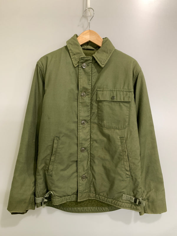 【中古品】【メンズ】 US NAVY ユーエスネイビー A-2 DECK JACKET エーツー デッキジャケット メンズ アウター 防寒 防風 ミリタリー 146-261002-em-09-min サイズ：S(34-36） カラー：カーキ 万代Net店