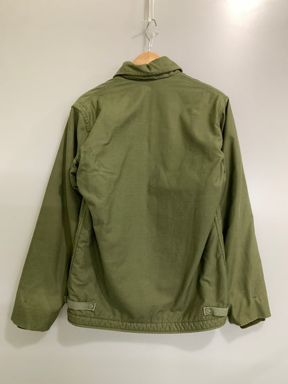 【中古品】【メンズ】 US NAVY ユーエスネイビー A-2 DECK JACKET エーツー デッキジャケット メンズ アウター 防寒 防風 ミリタリー 146-261002-em-09-min サイズ：S(34-36） カラー：カーキ 万代Net店