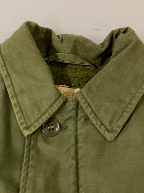 【中古品】【メンズ】 US NAVY ユーエスネイビー A-2 DECK JACKET エーツー デッキジャケット メンズ アウター 防寒 防風 ミリタリー 146-261002-em-09-min サイズ：S(34-36） カラー：カーキ 万代Net店