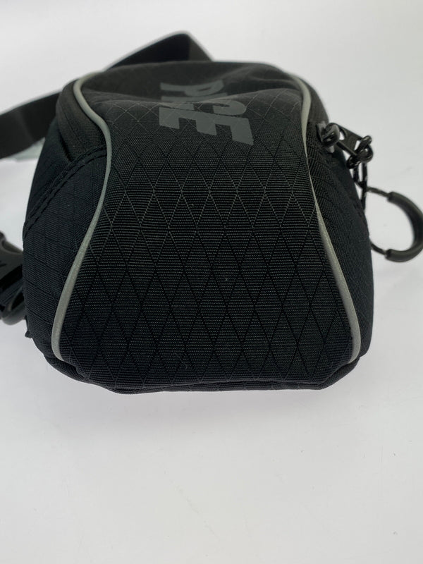【中古品】【メンズ/レディース】 PALACE パレス CORDURA Y-RIP SLING BAG コーデュラ ワイ リップ スリング バッグ 小型 クロスボディ カバン 188-261008-em-07-min カラー：ブラック 万代Net店