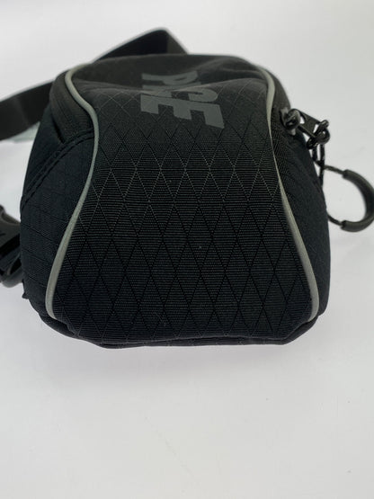 【中古品】【メンズ/レディース】 PALACE パレス CORDURA Y-RIP SLING BAG コーデュラ ワイ リップ スリング バッグ 小型 クロスボディ カバン 188-261008-em-07-min カラー：ブラック 万代Net店