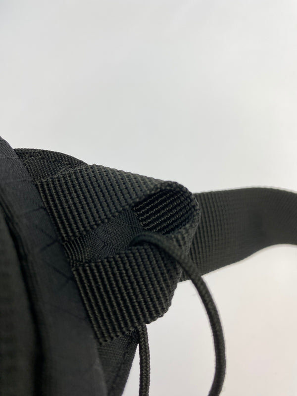 【中古品】【メンズ/レディース】 PALACE パレス CORDURA Y-RIP SLING BAG コーデュラ ワイ リップ スリング バッグ 小型 クロスボディ カバン 188-261008-em-07-min カラー：ブラック 万代Net店