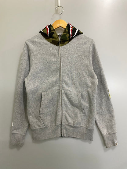 【中古品】【メンズ】 A BATHING APE アベイシングエイプ CAMO SHARK PARKA カモ シャーク パーカー トップス フーディー 142-261002-em-28-min サイズ：S カラー：グレー 万代Net店